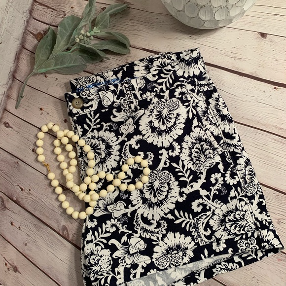 Gap Girlfriend Shorts Khakis SOFT Size 8 - Picture 3 of 11